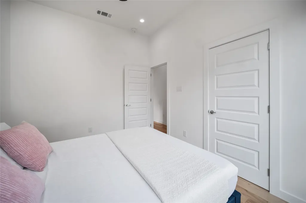 1350 Strickland Street Dallas TX 75216