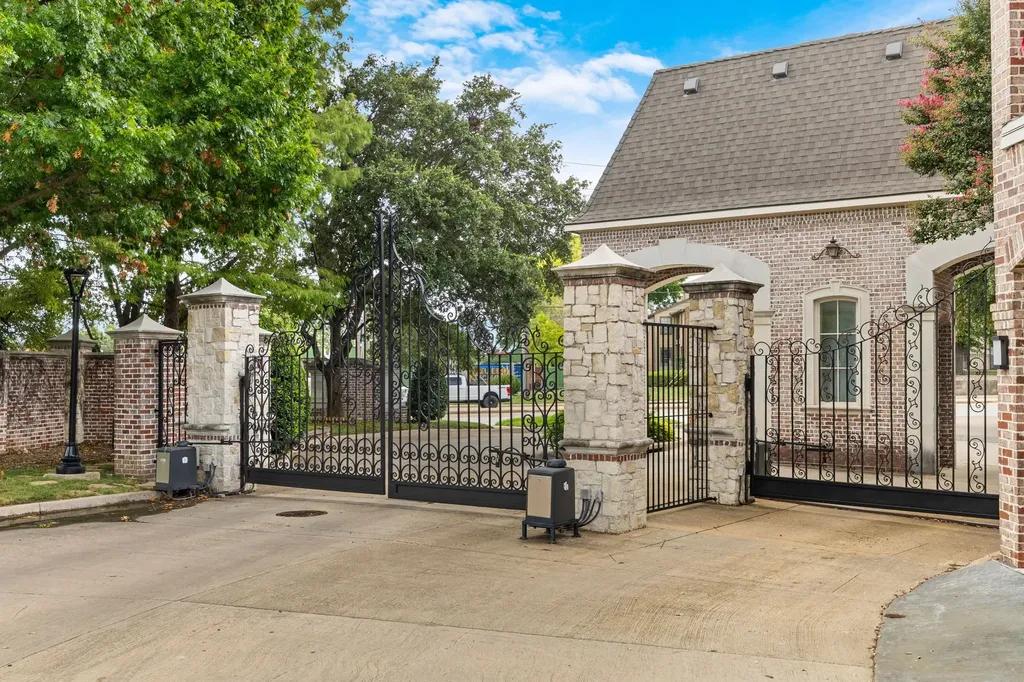 18130 Frankford Lakes Circle Dallas TX 75252