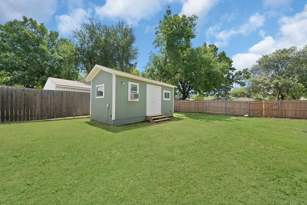 1104 E Russell Avenue Carrollton TX 75006