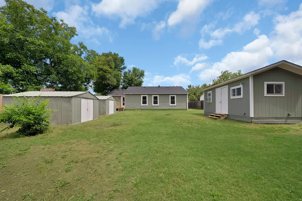 1104 E Russell Avenue Carrollton TX 75006