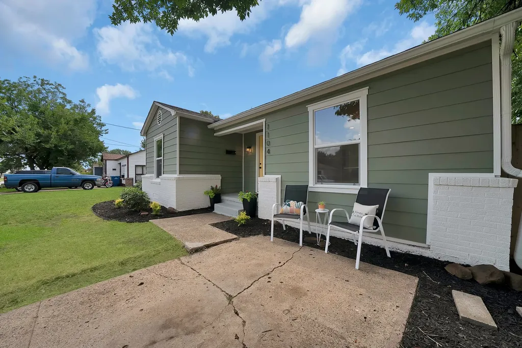 1104 E Russell Avenue Carrollton TX 75006