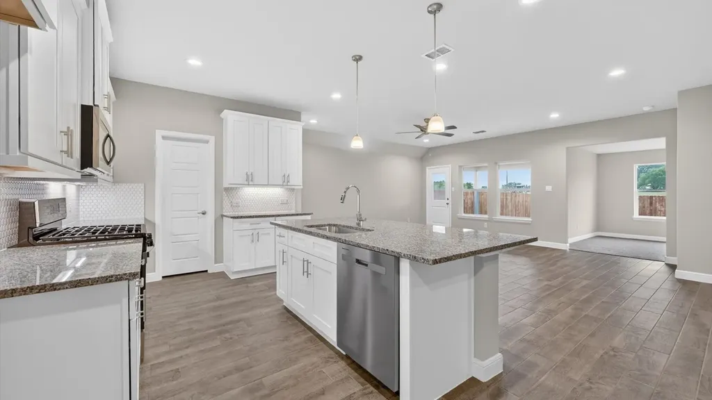 1416 Canterbury Trail Desoto TX 75115