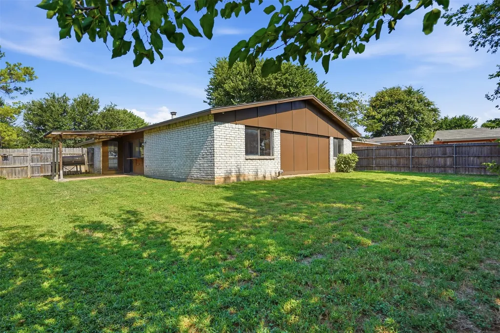 2711 Treeview Drive Arlington TX 76016