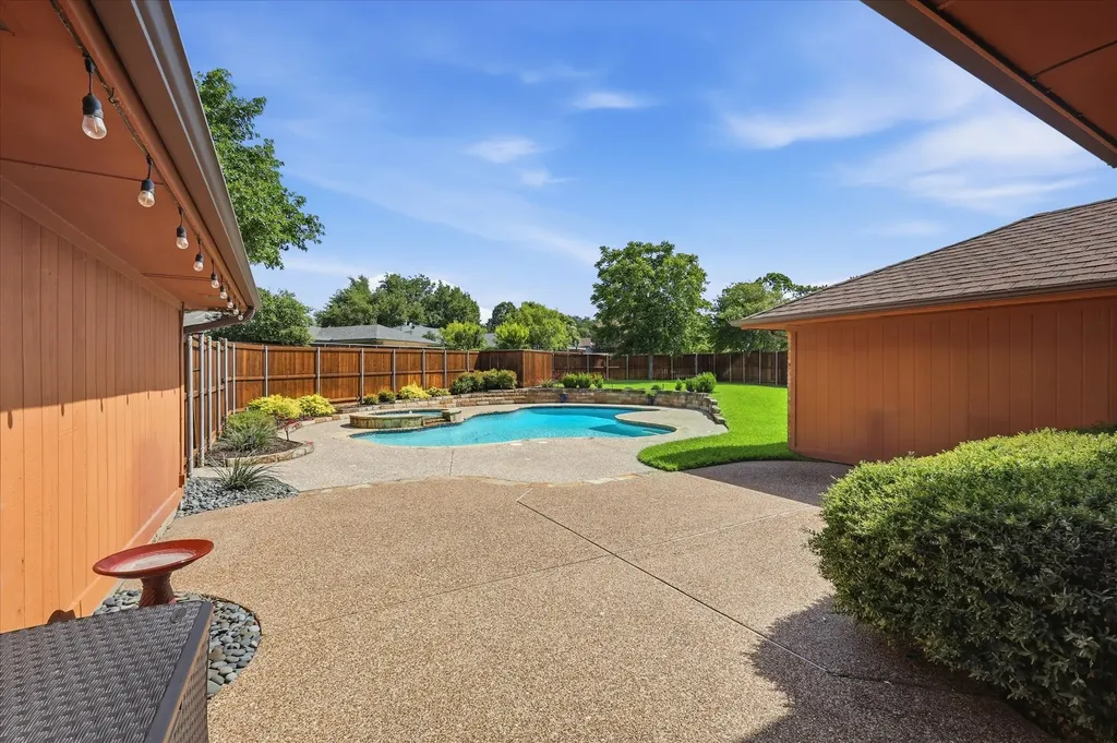 1915 Robin Meadow Circle Carrollton TX 75007