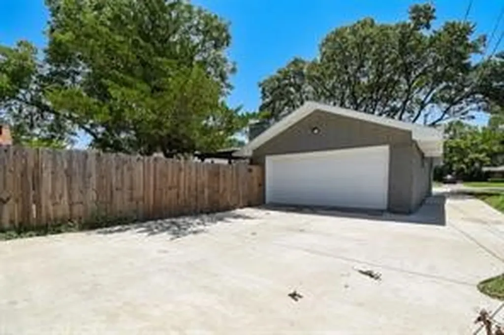 3343 Whitehall Drive Dallas TX 75229