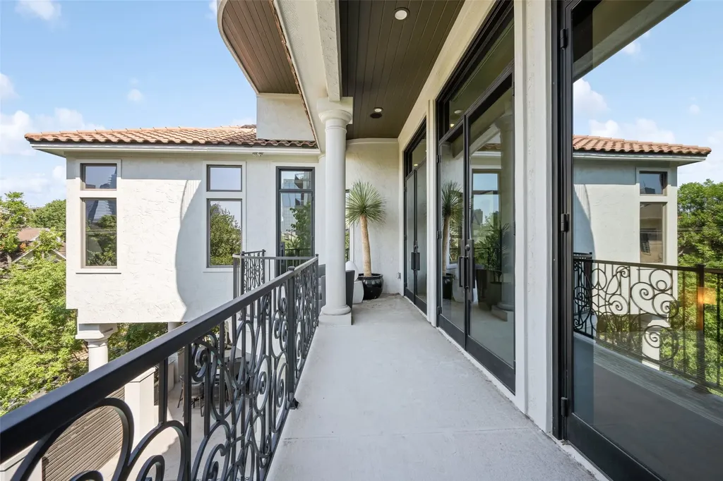 2206 Boll Street Dallas TX 75204