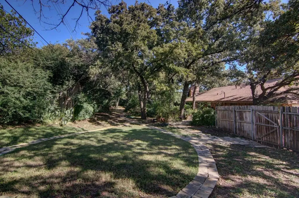 1202 Tanglewood Trail Euless TX 76040
