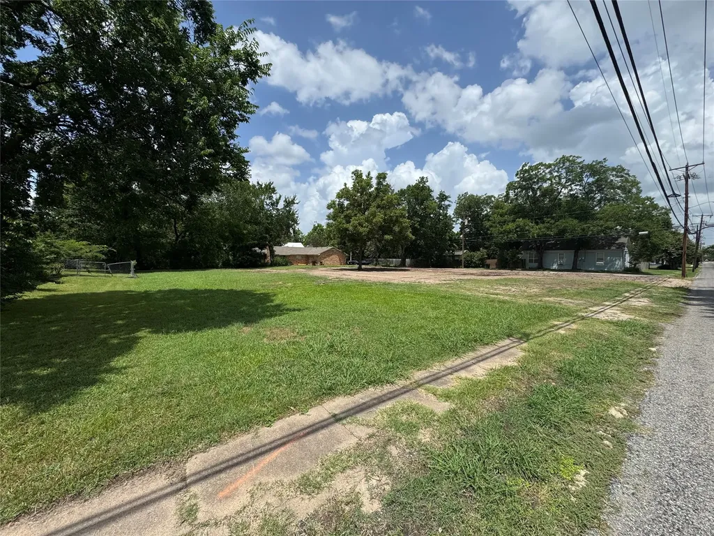 300 W 10th Street Bonham TX 75418