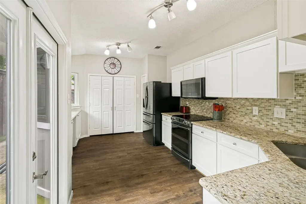 6816 Driffield Circle E North Richland Hills TX 76182