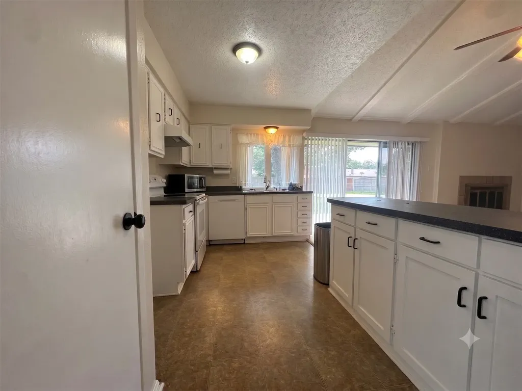 606 Oxford Park Garland TX 75043