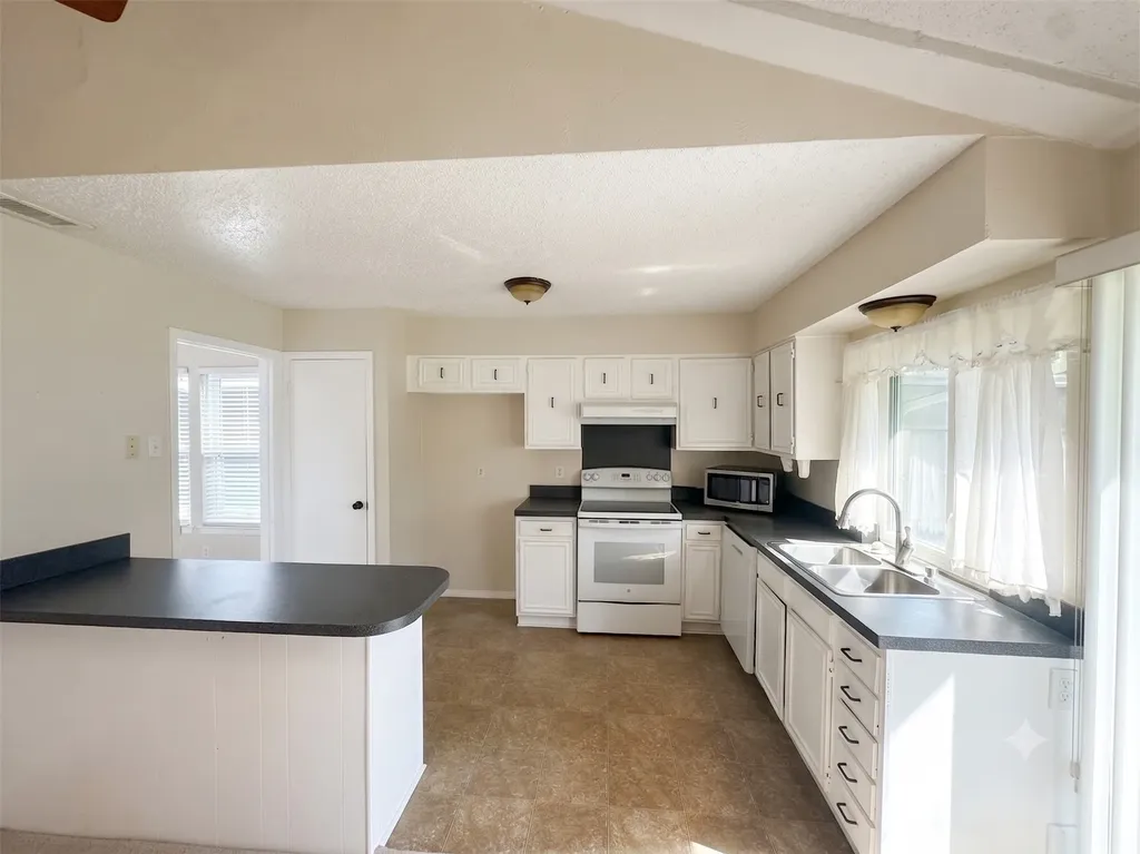 606 Oxford Park Garland TX 75043