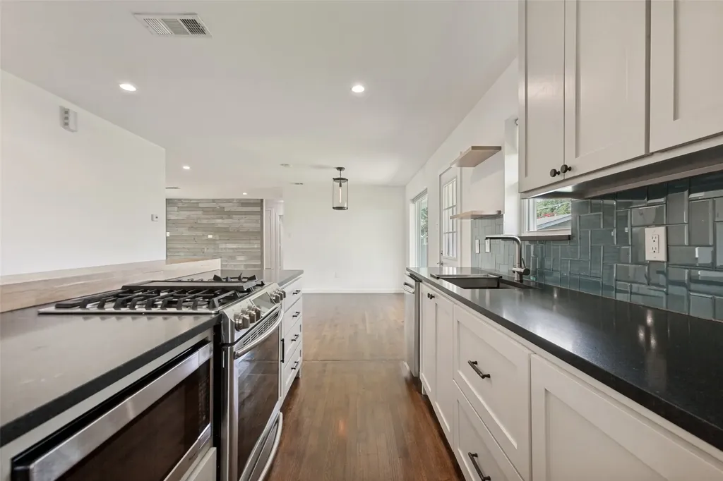 2413 Patricia Lane Garland TX 75041
