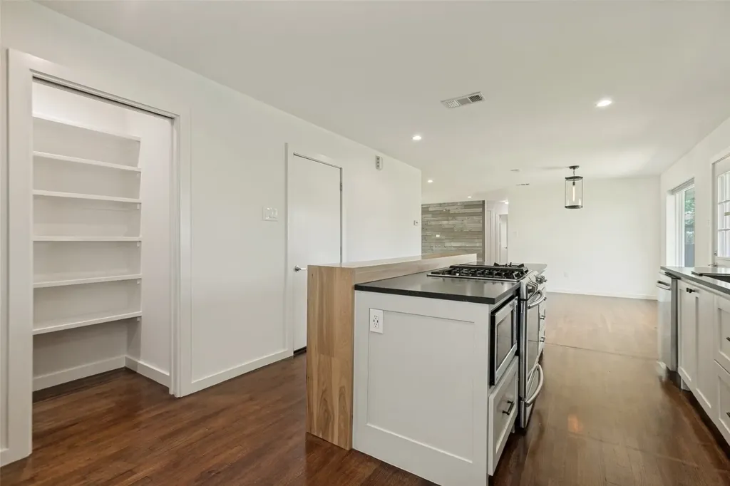 2413 Patricia Lane Garland TX 75041