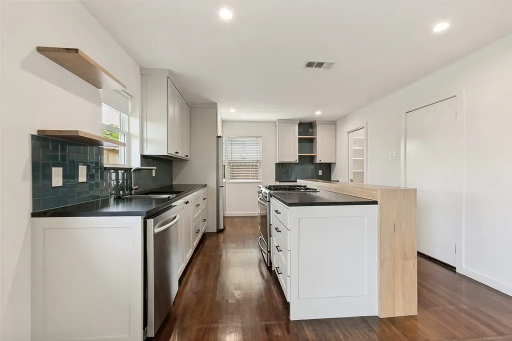 2413 Patricia Lane Garland TX 75041