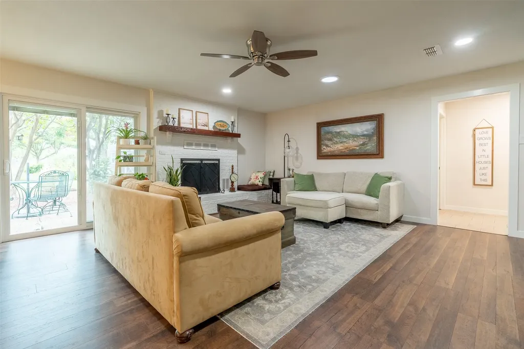 1300 4th Street Granbury TX 76048