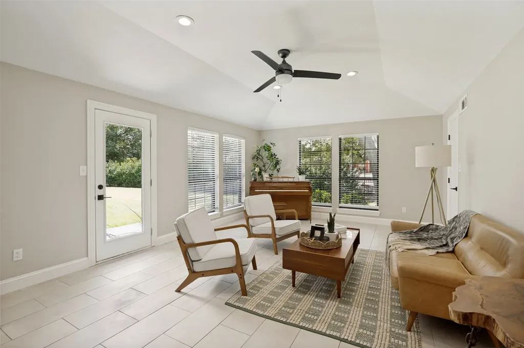 5922 Bent Trail Dallas TX 75248
