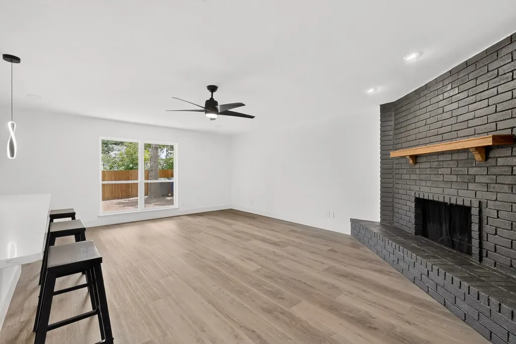 1813 Legend Garland TX 75040