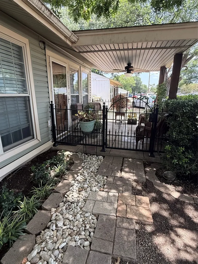 4113 Barksdale Court Dallas TX 75211