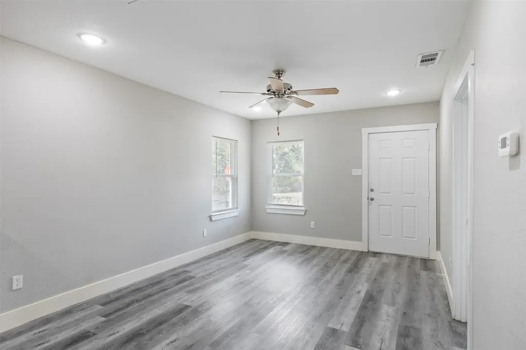 923 Hartsdale Drive Dallas TX 75211