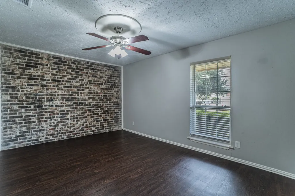 5 E Townhouse Lane Grand Prairie TX 75052