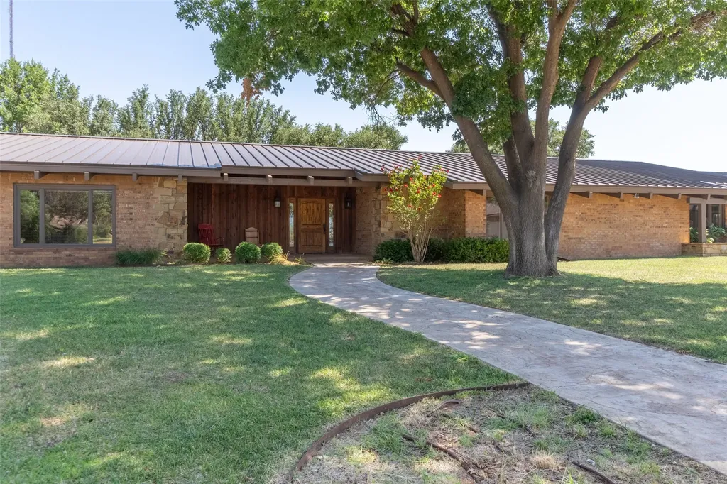 1811 Wallace Avenue Paducah TX 79248