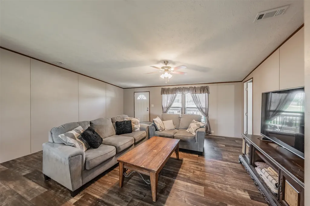 204 Overland Trail Bridgeport TX 76426