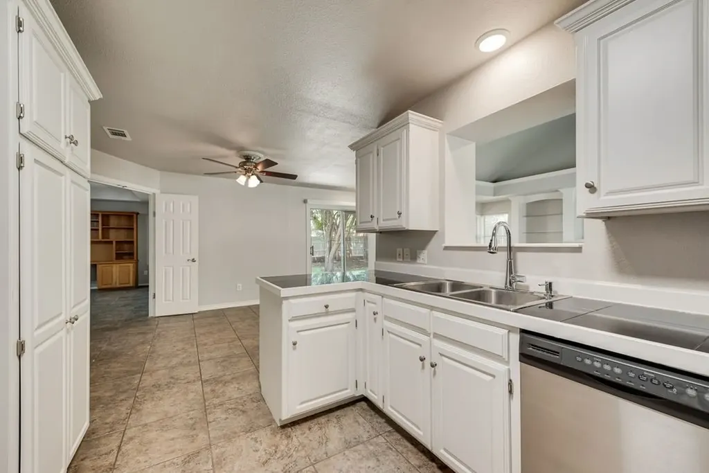 301 South Circle Grandview TX 76050