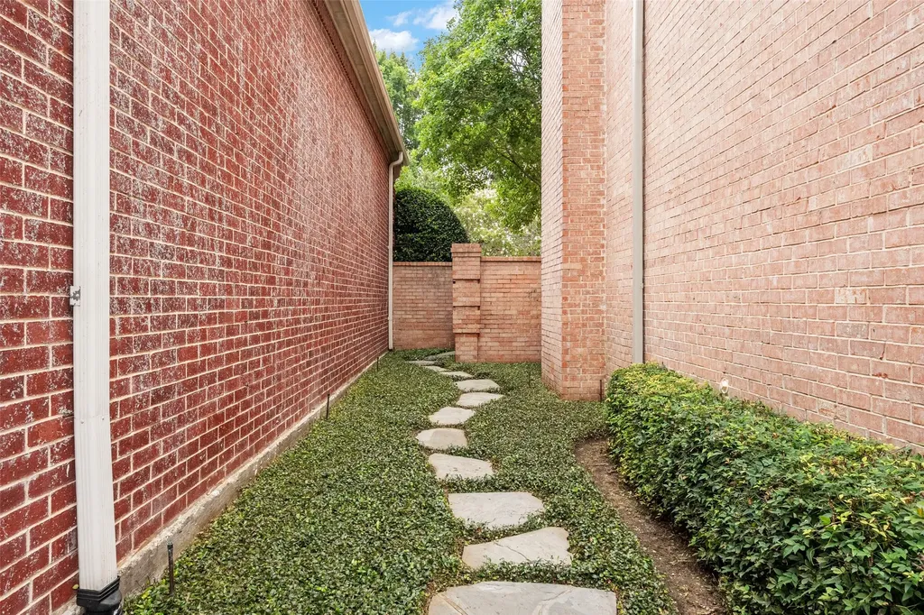 7 Knightwood Court Dallas TX 75225