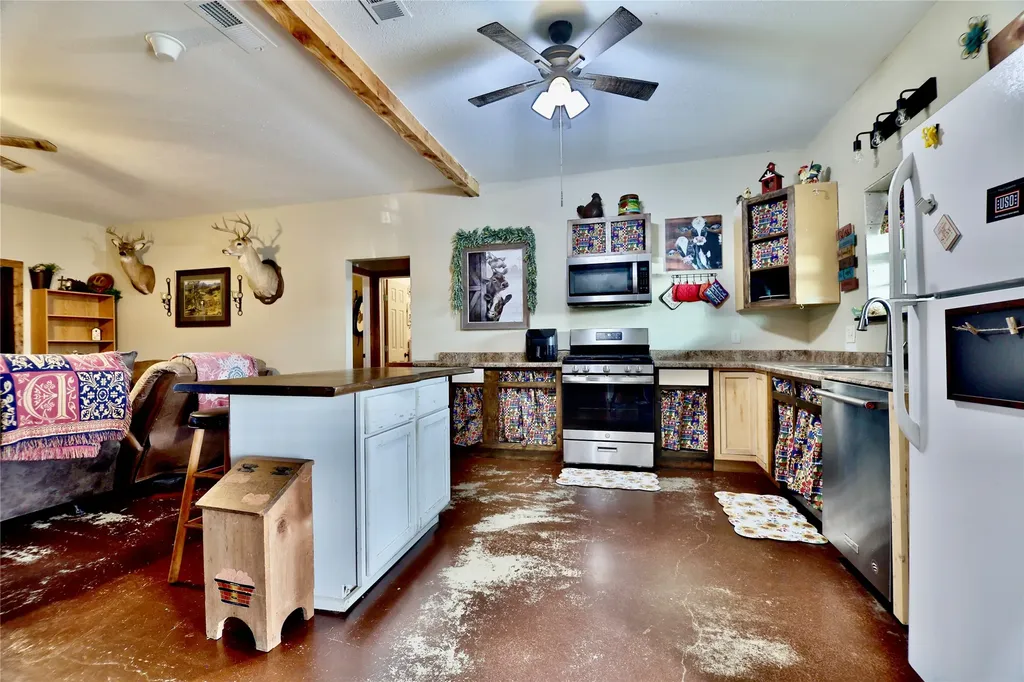 1347 Lcr 152 Mount Calm TX 76673