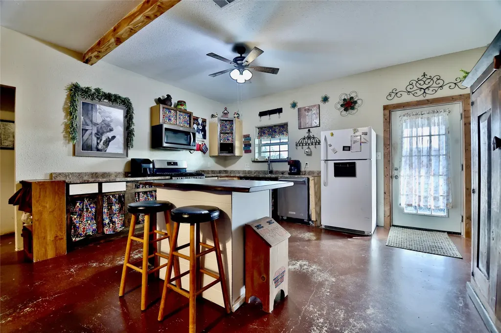 1347 Lcr 152 Mount Calm TX 76673