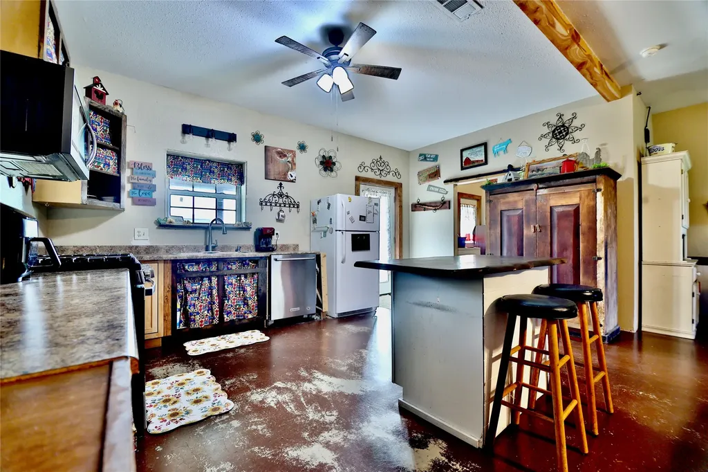 1347 Lcr 152 Mount Calm TX 76673