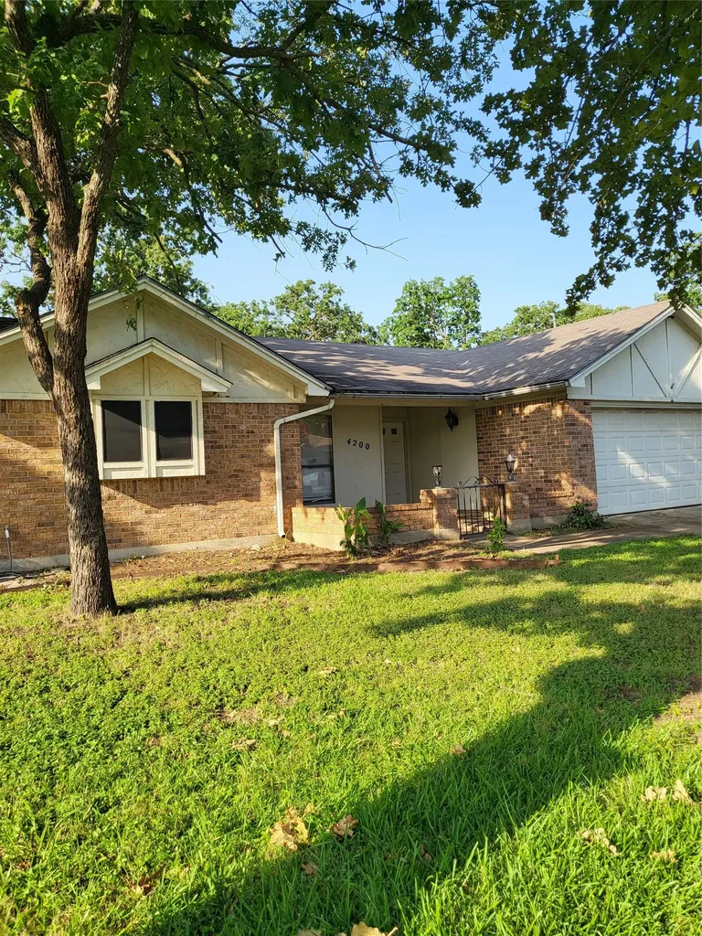 4200 Pyracantha Drive Arlington TX 76017