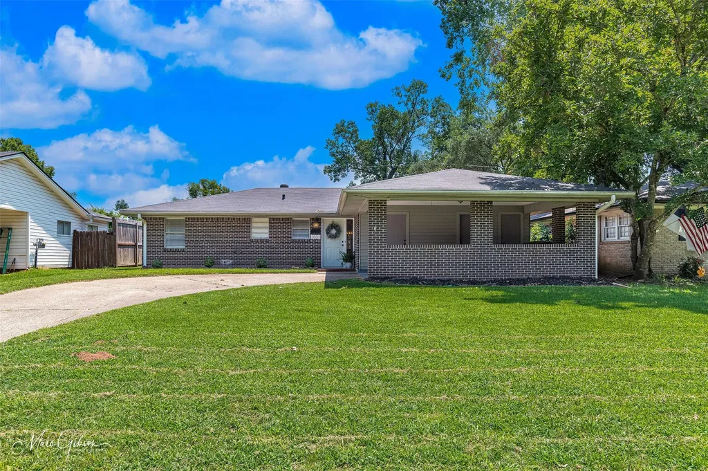 2037 Shadywood Lane Shreveport LA 71105