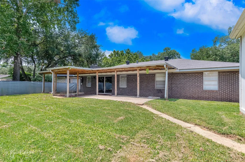 2037 Shadywood Lane Shreveport LA 71105