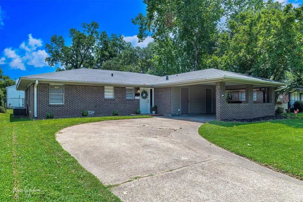 2037 Shadywood Lane Shreveport LA 71105