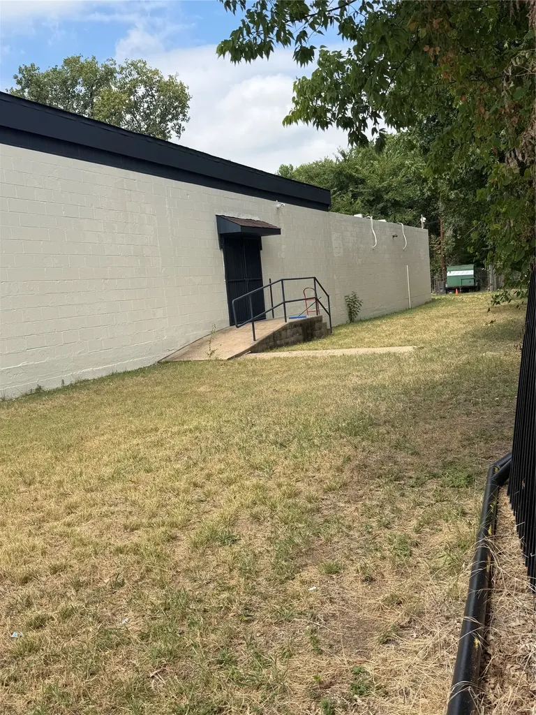 2211 Lamont Avenue Dallas TX 75216