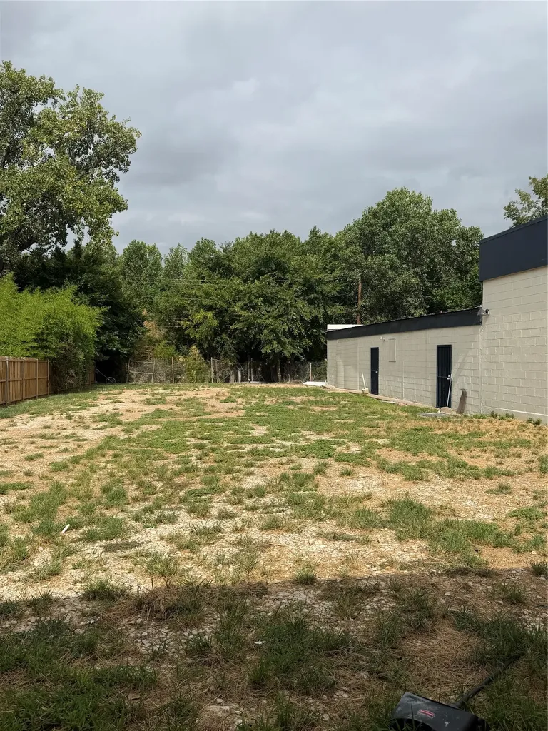 2211 Lamont Avenue Dallas TX 75216
