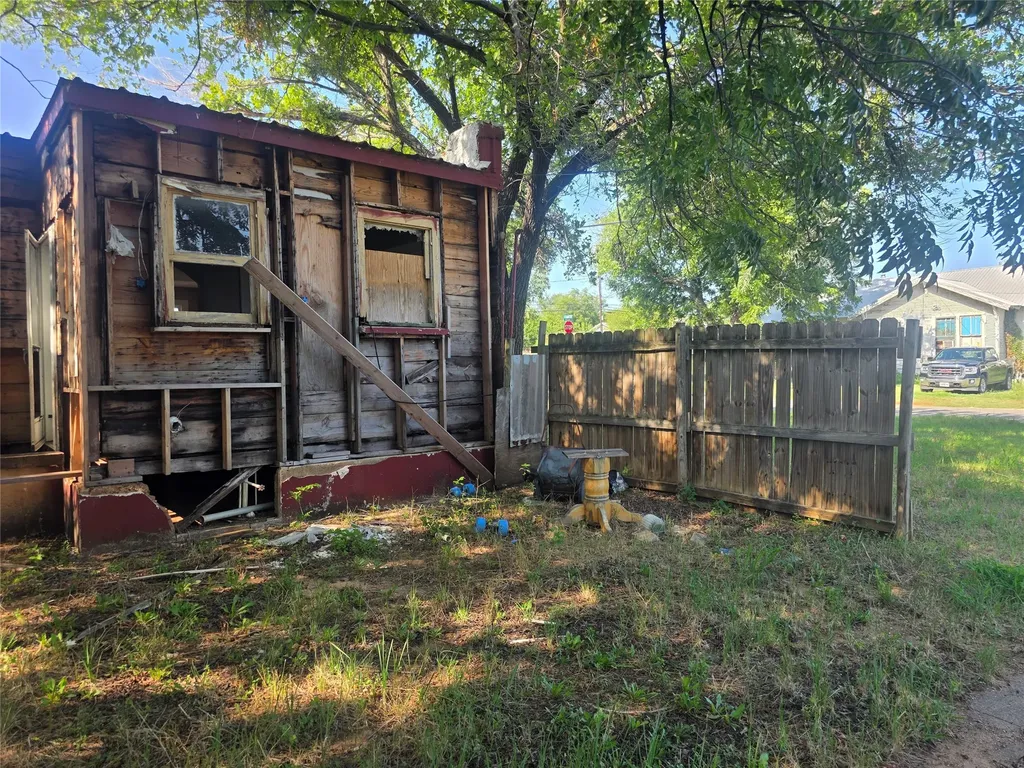1100 E Walker Street Breckenridge TX 76424
