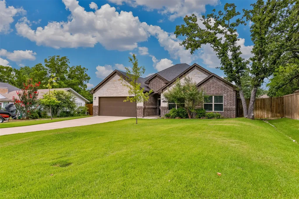 110 E Iriquois Drive Lake Kiowa TX 76240