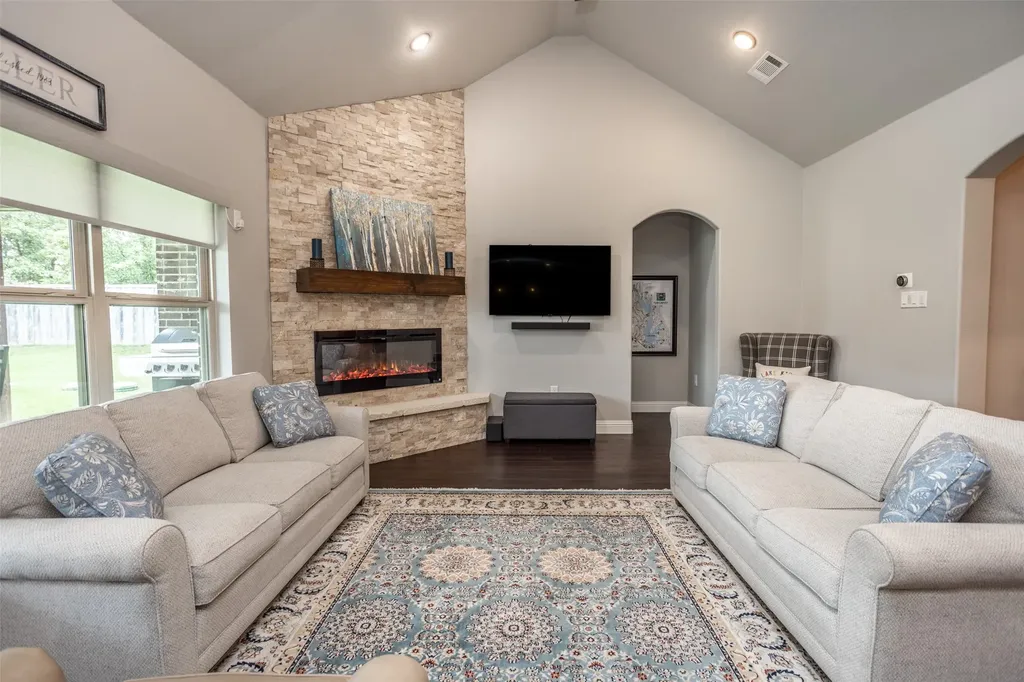 110 E Iriquois Drive Lake Kiowa TX 76240