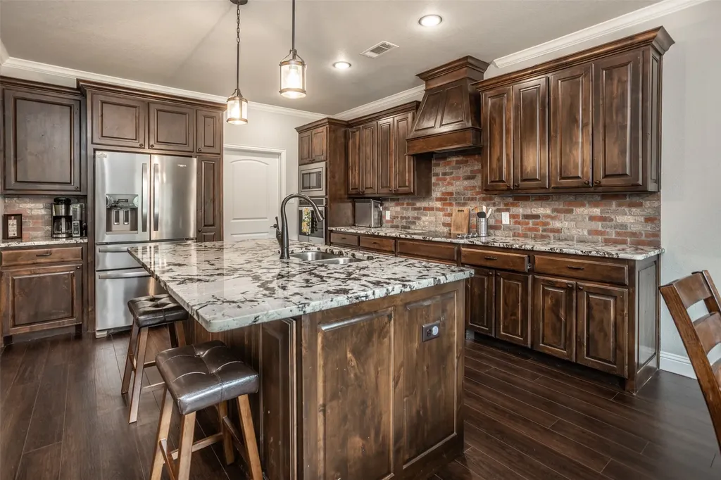 110 E Iriquois Drive Lake Kiowa TX 76240
