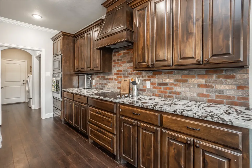 110 E Iriquois Drive Lake Kiowa TX 76240