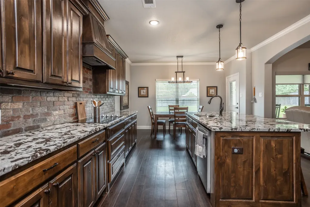 110 E Iriquois Drive Lake Kiowa TX 76240