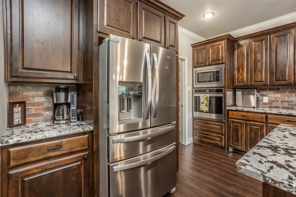 110 E Iriquois Drive Lake Kiowa TX 76240