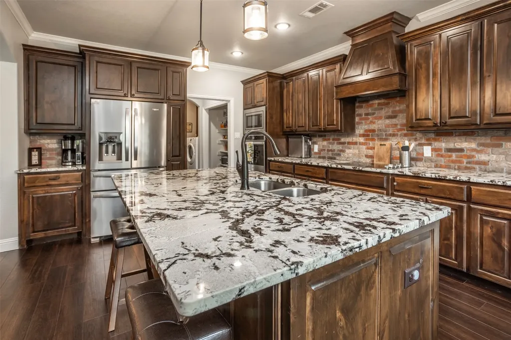 110 E Iriquois Drive Lake Kiowa TX 76240