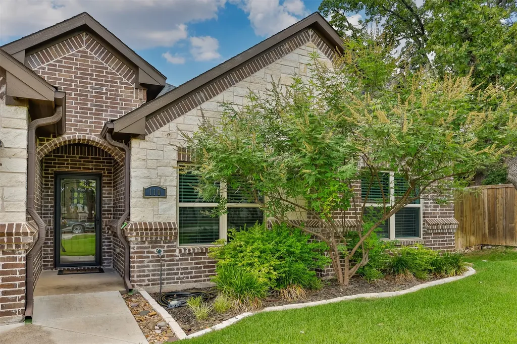 110 E Iriquois Drive Lake Kiowa TX 76240