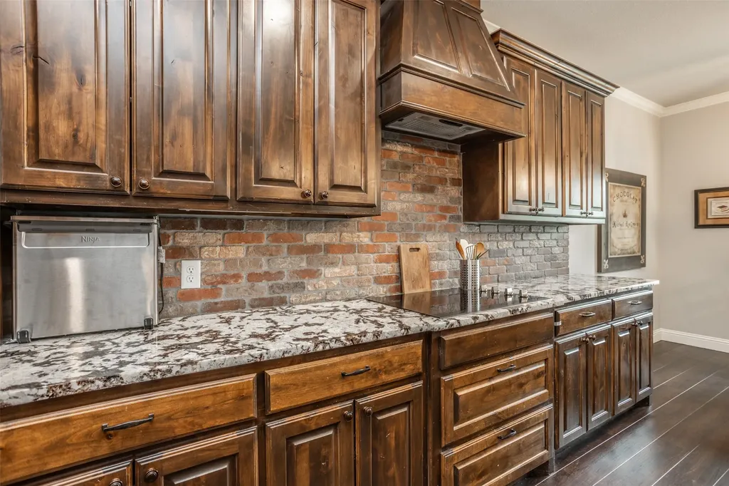 110 E Iriquois Drive Lake Kiowa TX 76240