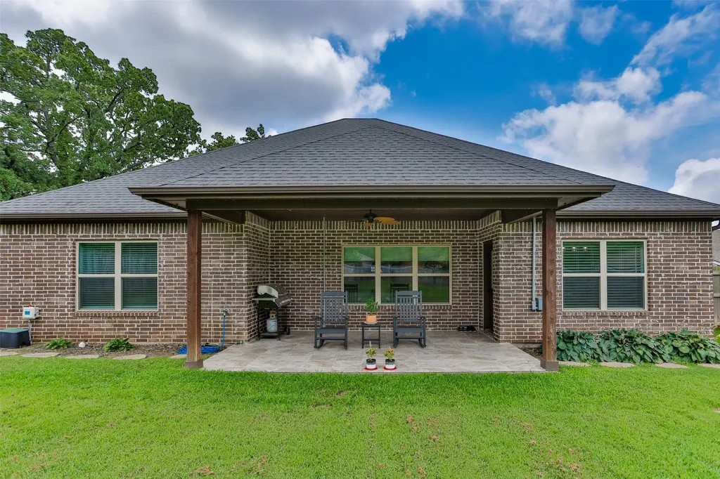 110 E Iriquois Drive Lake Kiowa TX 76240