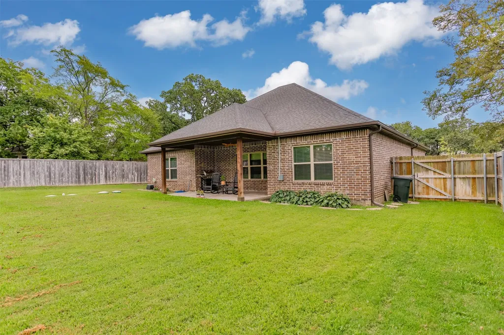 110 E Iriquois Drive Lake Kiowa TX 76240