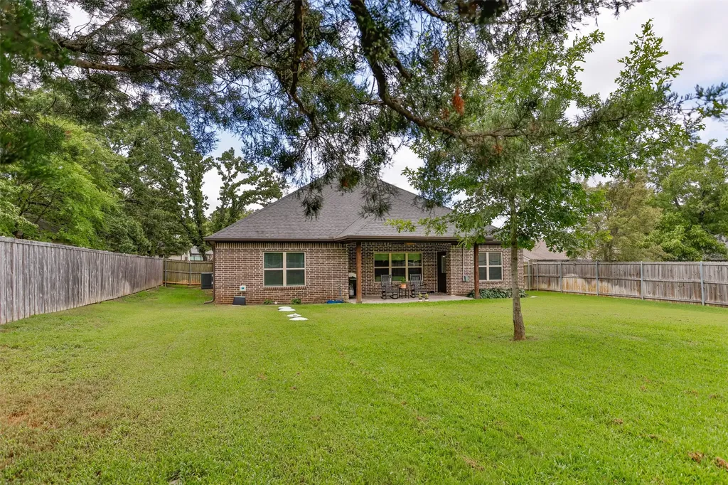 110 E Iriquois Drive Lake Kiowa TX 76240
